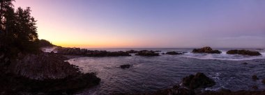 Rocky Okyanusu Sahili 'nin güzel Panoramik Manzarası rengarenk ve canlı bir sabah güneşi altında. Ucluelet 'te çekildi, Tofino yakınlarında, Vancouver Adası, British Columbia, Kanada.
