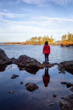 Wild Pacific Trail, Ucluelet, Vancouver Adası, Bc, Kanada. Rocky Okyanus Kıyısı 'nın Güzel Manzarası' nın keyfini çıkarın. Renkli ve canlı bir sabah güneşi doğarken..