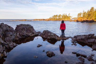 Wild Pacific Trail, Ucluelet, Vancouver Adası, Bc, Kanada. Rocky Okyanus Kıyısı 'nın Güzel Manzarası' nın keyfini çıkarın. Renkli ve canlı bir sabah güneşi doğarken..