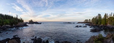 Wild Pacific Trail, Ucluelet, Vancouver Adası, Bc, Kanada. Renkli ve canlı bir gün doğumu sırasında Rocky Okyanus Kıyısı 'nın güzel manzarası.
