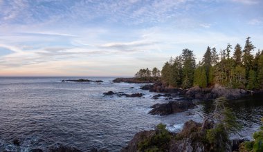 Wild Pacific Trail, Ucluelet, Vancouver Adası, Bc, Kanada. Renkli ve canlı bir gün doğumu sırasında Rocky Okyanus Kıyısı 'nın güzel manzarası.