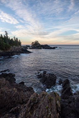 Wild Pacific Trail, Ucluelet, Vancouver Adası, Bc, Kanada. Renkli ve canlı bir gün doğumu sırasında Rocky Okyanus Kıyısı 'nın güzel manzarası.