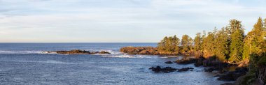 Wild Pacific Trail, Ucluelet, Vancouver Adası, Bc, Kanada. Renkli ve canlı bir gün doğumu sırasında Rocky Okyanus Kıyısı 'nın güzel manzarası.