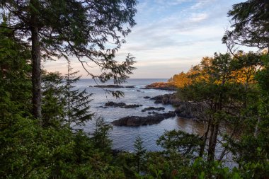 Wild Pacific Trail, Ucluelet, Vancouver Adası, Bc, Kanada. Renkli ve canlı bir gün doğumu sırasında Rocky Okyanus Kıyısı 'nın güzel manzarası.