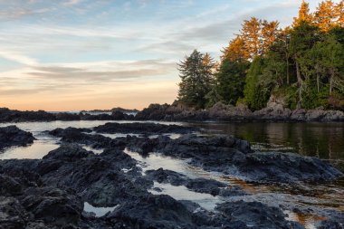 Wild Pacific Trail, Ucluelet, Vancouver Adası, Bc, Kanada. Renkli ve canlı bir gün doğumu sırasında Rocky Okyanus Kıyısı 'nın güzel manzarası.