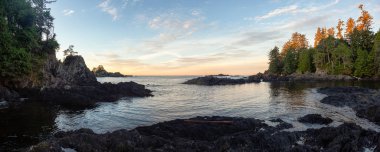 Wild Pacific Trail, Ucluelet, Vancouver Adası, Bc, Kanada. Renkli ve canlı bir gün doğumu sırasında Rocky Okyanus Kıyısı 'nın güzel manzarası.