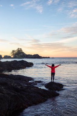 Wild Pacific Trail, Ucluelet, Vancouver Adası, Bc, Kanada. Rocky Okyanus Kıyısı 'nın Güzel Manzarası' nın keyfini çıkarın. Renkli ve canlı bir sabah güneşi doğarken..