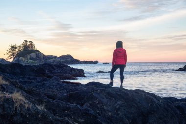 Wild Pacific Trail, Ucluelet, Vancouver Adası, Bc, Kanada. Rocky Okyanus Kıyısı 'nın Güzel Manzarası' nın keyfini çıkarın. Renkli ve canlı bir sabah güneşi doğarken..
