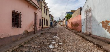 Bulutlu ve güneşli bir günde küçük bir Küba Kasabasında bir Yerleşim mahallepanoramik görünümü. Trinidad, Küba'da çekilmiş.
