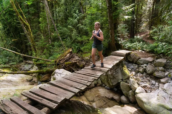 활기찬 여름날 뛰어가는 모험심많은 소녀의 캐나다 브리티시컬럼비아주 밴쿠버의 — 스톡 사진