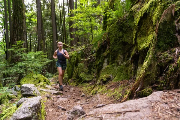 Abenteuerliche Mädchenwanderung Durch Den Wald Einem Lebhaften Sommertag Aufgenommen Tiefe — Stockfoto