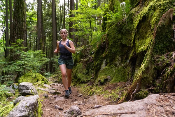 在一个充满活力的夏日里 冒险的女孩在森林里奔跑 在加拿大不列颠哥伦比亚省温哥华北部深湾拍摄 — 图库照片
