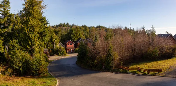 秋天的时候 小镇Ucluelet住宅区的阳光升起了 位于加拿大不列颠哥伦比亚省温哥华岛 空中全景视图 — 图库照片