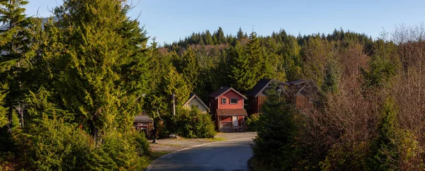 Solig Soluppgång Bostadsområdet Liten Stad Ucluelet Höstsäsongen Beläget Vancouver Island — Stockfoto