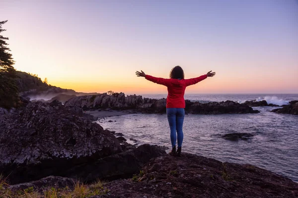 冒险的女孩在美丽的落基海洋海岸的美景中 在一个五彩缤纷 充满活力的早晨日出 在加拿大不列颠哥伦比亚省温哥华岛Tofino附近的Ucluelet拍摄 — 图库照片