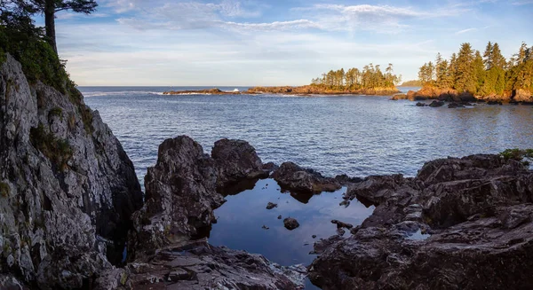 野生太平洋小径 Ucluelet 温哥华岛 不列颠哥伦比亚省 加拿大 美丽的落基海洋海岸全景在一个五彩缤纷的早晨日出 — 图库照片