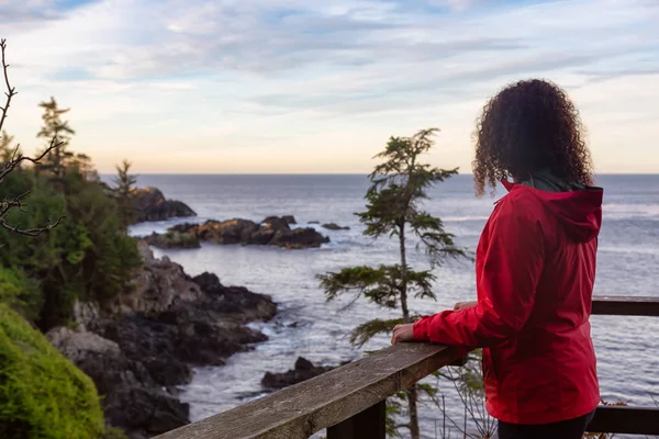 野生太平洋小径 Ucluelet 温哥华岛 不列颠哥伦比亚省 加拿大 在一个多姿多彩 生机勃勃的晨曦中 女孩欣赏美丽的落基海洋海岸美景 — 图库照片