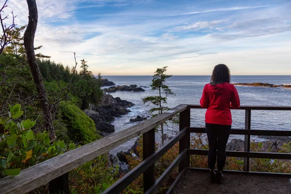 Wild Pacifc Trail Ucluelet Vancouver Island Canada Girl Enjoyin Beautiful — Stock Photo, Image