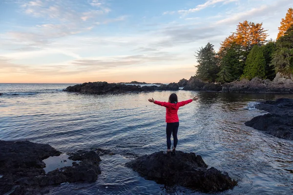 野生太平洋小径 Ucluelet 温哥华岛 不列颠哥伦比亚省 加拿大 在一个多姿多彩 生机勃勃的晨曦中 女孩欣赏美丽的落基海洋海岸美景 — 图库照片