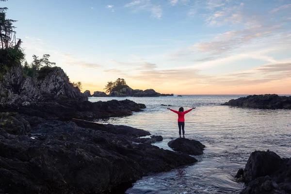 野生太平洋小径 Ucluelet 温哥华岛 不列颠哥伦比亚省 加拿大 在一个多姿多彩 生机勃勃的晨曦中 女孩欣赏美丽的落基海洋海岸美景 — 图库照片
