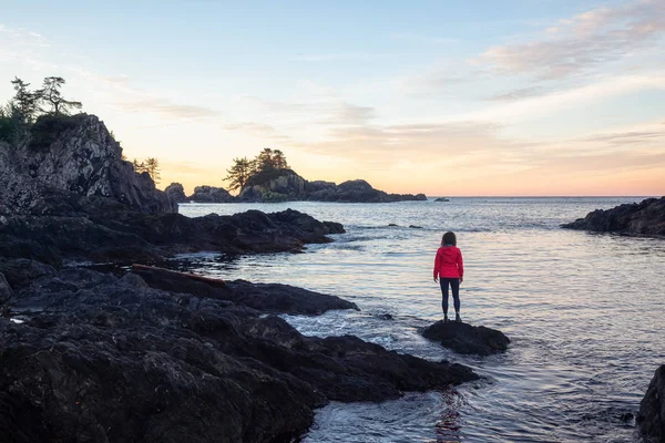 野生太平洋小径 Ucluelet 温哥华岛 不列颠哥伦比亚省 加拿大 在一个多姿多彩 生机勃勃的晨曦中 女孩欣赏美丽的落基海洋海岸美景 — 图库照片