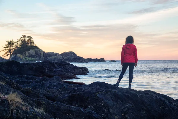 Wild Pacifc Trail Ucluelet Vanver Island Canada Дівчата Радістю Спостерігають — стокове фото