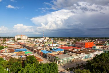 Bulutlu ve güneşli bir günde küçük bir Küba Kasabası, Ciego de Avila, havadan görünümü. Merkezi Küba'da bulunan.