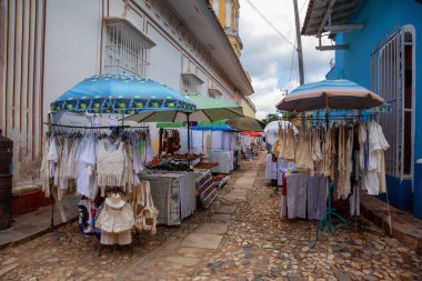 Trinidad, Küba - Haziran 06, 2019: Parlak güneşli bir günde küçük bir Küba kasabasının sokak manzarası.