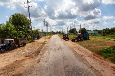 Trinidad, Küba - 6 Haziran 2019: Küçük Küba Kasabası'nın eteklerindeki bir yolun havadan görünümü.