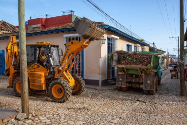 Trinidad, Küba - 12 Haziran 2019: Kazı yapan erkek işçi canlı güneşli bir günde küçük bir Küba kasabasında çalışıyor.