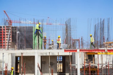 Playa Ancon, Trinidad, Küba - 6 Haziran 2019: Güneşli bir yaz gününde sahilde yeni bir tatil köyünün sanayi şantiyesi.