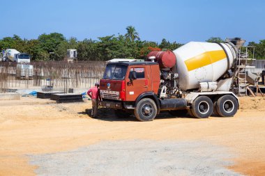 Playa Ancon, Trinidad, Küba - 6 Haziran 2019: Güneşli bir yaz gününde sahilde yeni bir tatil köyünün sanayi şantiyesi.