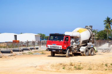 Playa Ancon, Trinidad, Küba - 6 Haziran 2019: Güneşli bir yaz gününde sahilde yeni bir tatil köyünün sanayi şantiyesi.