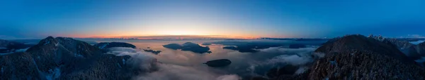 Αεροφωτογραφία Του Καναδικού Ορεινού Τοπίου Στην Ακτή Του Ειρηνικού Ωκεανού — Φωτογραφία Αρχείου