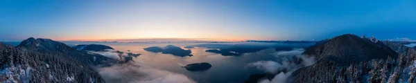 Luftaufnahme Der Kanadischen Berglandschaft Der Pazifikküste Während Eines Farbenfrohen Sonnenuntergangs — Stockfoto