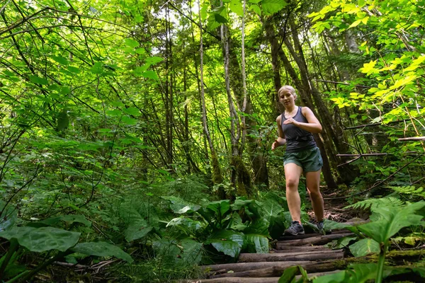 Abenteuerliche Mädchenwanderung Durch Den Wald Einem Lebhaften Sommertag Aufgenommen Tiefe — Stockfoto