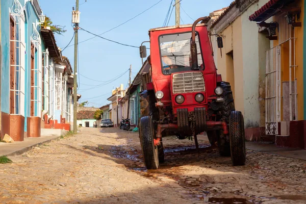 Trinidad Cuba Junio 2019 Trabajador Tractor Trabaja Una Pequeña Ciudad —  Fotos de Stock