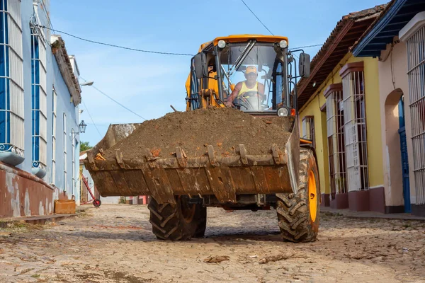 Trinidad Kuba 2019 Június Férfi Munkás Egy Kotrógépen Egy Kis — Stock Fotó