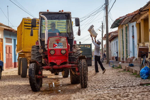 Trinidad Cuba Junio 2019 Hombres Trabajadores Recogiendo Basura Tractor Están —  Fotos de Stock
