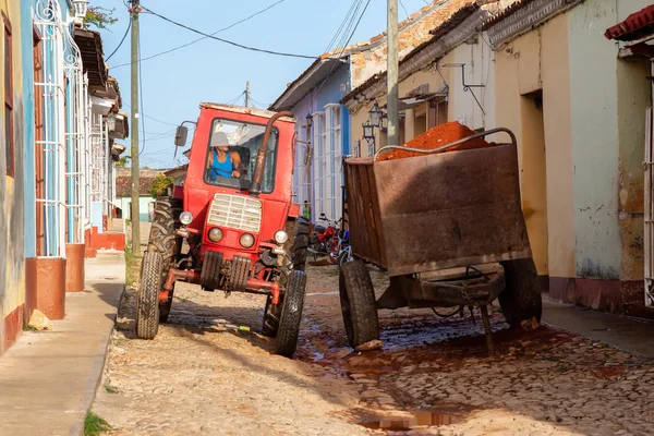 Trinidad Cuba Junio 2019 Trabajador Tractor Trabaja Una Pequeña Ciudad —  Fotos de Stock