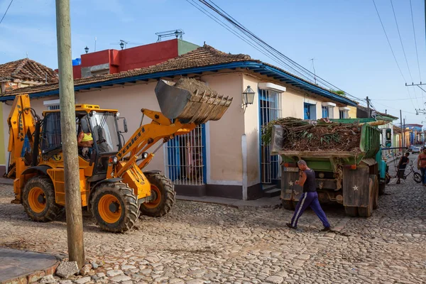 古巴特立尼达 2019年6月12日 在一个阳光灿烂的日子里 一名挖掘者上的男工在一个古巴小镇工作 — 图库照片