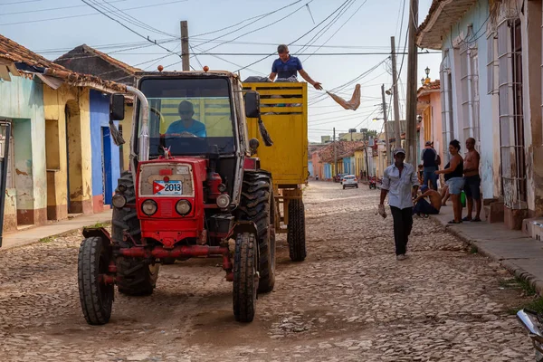 Trinidad Cuba Junio 2019 Hombres Trabajadores Recogiendo Basura Tractor Están —  Fotos de Stock