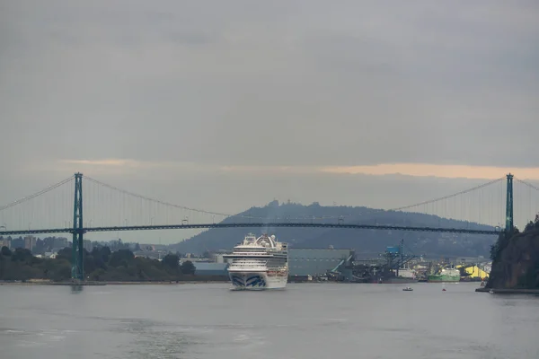 Vancouver Britská Kolumbie Kanada Září 2019 Výletní Loď Proplouvá Pod — Stock fotografie