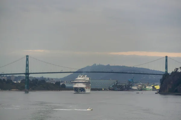 Vancouver Kolumbia Brytyjska Kanada Września 2019 Statek Wycieczkowy Przepływający Pod — Zdjęcie stockowe