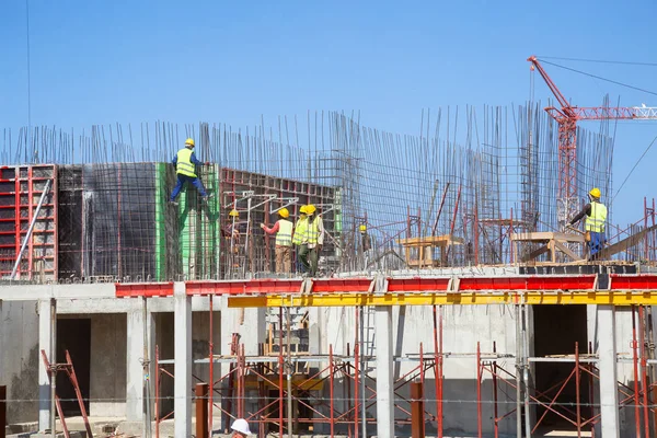 Playa Ancon, Trinidad, Küba - 6 Haziran 2019: Güneşli bir yaz gününde sahilde yeni bir tatil köyünün sanayi şantiyesi.