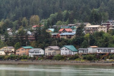Küçük bir kasabanın güzel manzarası, Juneau, bulutlu bir sabahta, arka planda dağlar. Alaska, ABD 'de çekildi..