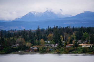 Campbell Nehri, Vancouver Adası, British Columbia, Kanada. Bulutlu bir akşamda okyanus kıyısındaki yerleşim yerlerinin güzel manzarası.