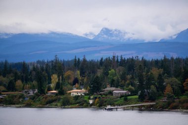 Campbell Nehri, Vancouver Adası, British Columbia, Kanada. Bulutlu bir akşamda okyanus kıyısındaki yerleşim yerlerinin güzel manzarası.