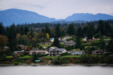 Campbell Nehri, Vancouver Adası, British Columbia, Kanada. Bulutlu bir akşamda okyanus kıyısındaki yerleşim yerlerinin güzel manzarası.