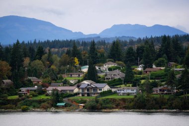 Campbell Nehri, Vancouver Adası, British Columbia, Kanada. Bulutlu bir akşamda okyanus kıyısındaki yerleşim yerlerinin güzel manzarası.